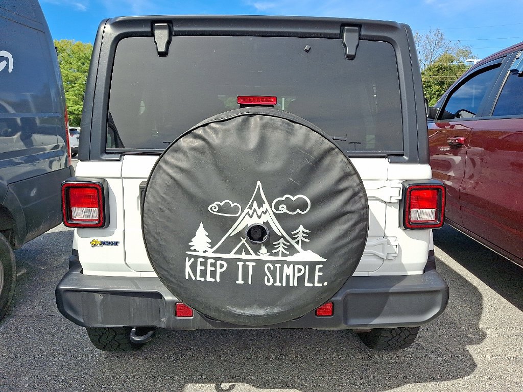 Used 2022 White Jeep Unlimited Sahara image 5