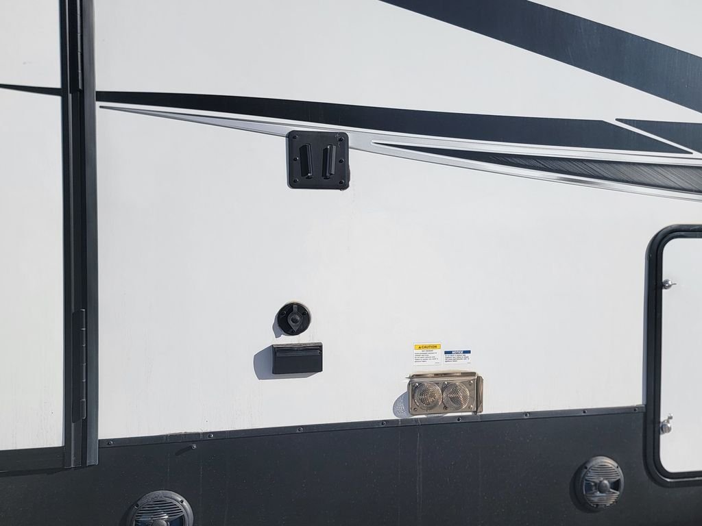 Used 2022  Rogue Toy Hauler image 7
