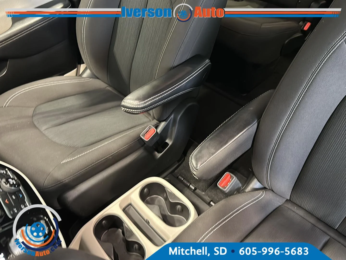 Used 2023 Silver Mist Clearcoat Chrysler LX image 22