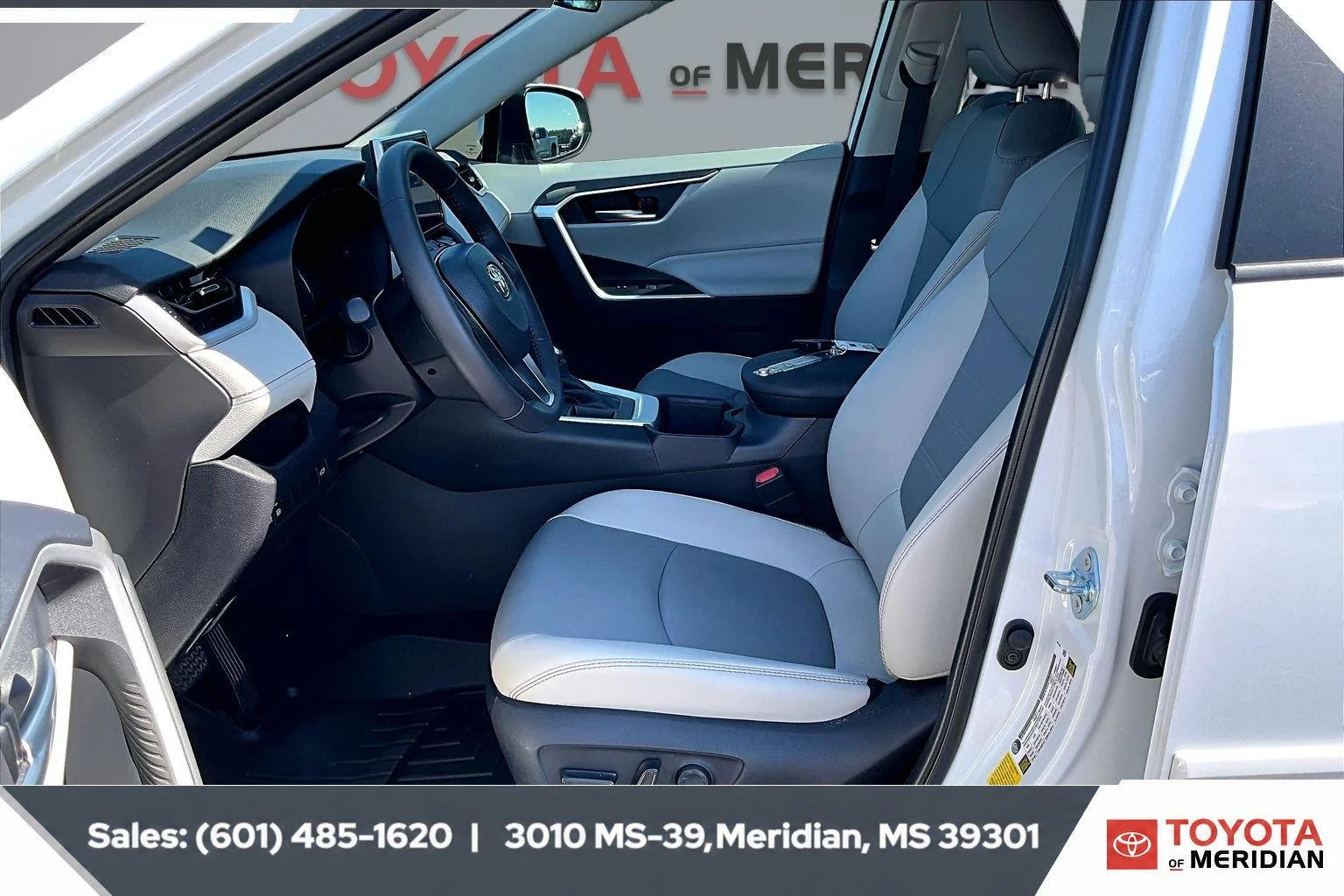 Used 2025 Wind Chill Pearl Toyota XLE Premium image 18