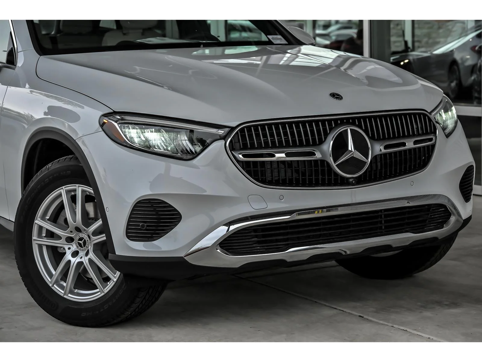 New 2026 Manufaktur Moonlight White Metallic Mercedes-Benz GLC 300 4MATIC® image 2