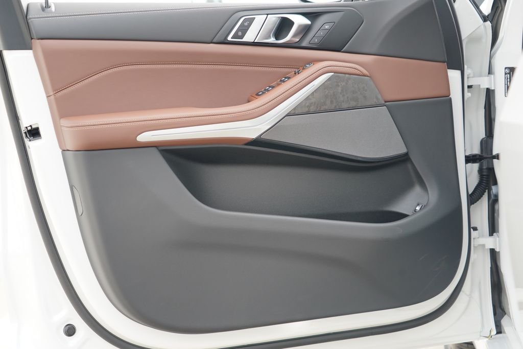 New 2026 Mineral White Metallic BMW xDrive50e image 9