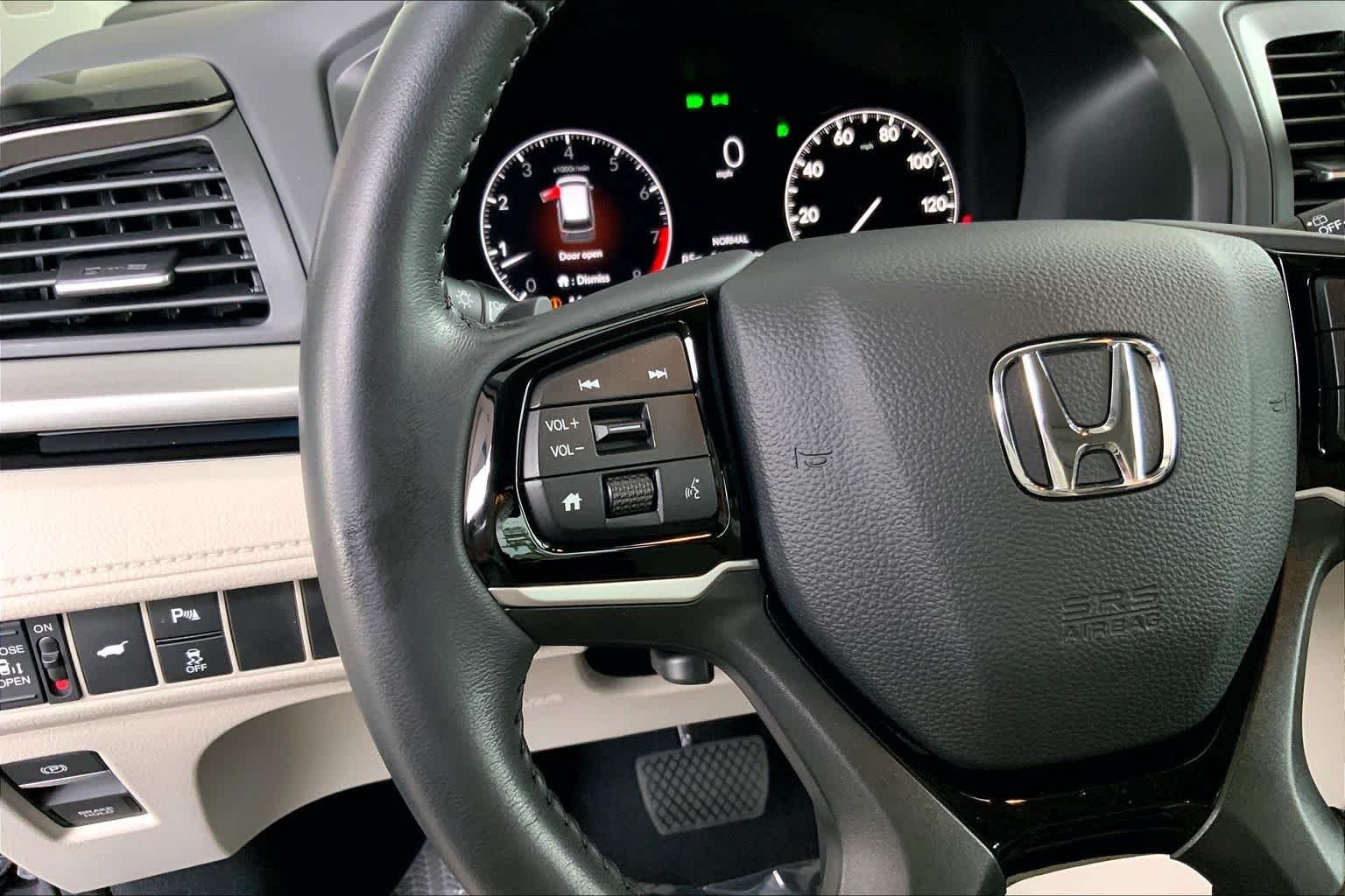 Used 2025 Modern Steel Metallic Honda Touring image 24