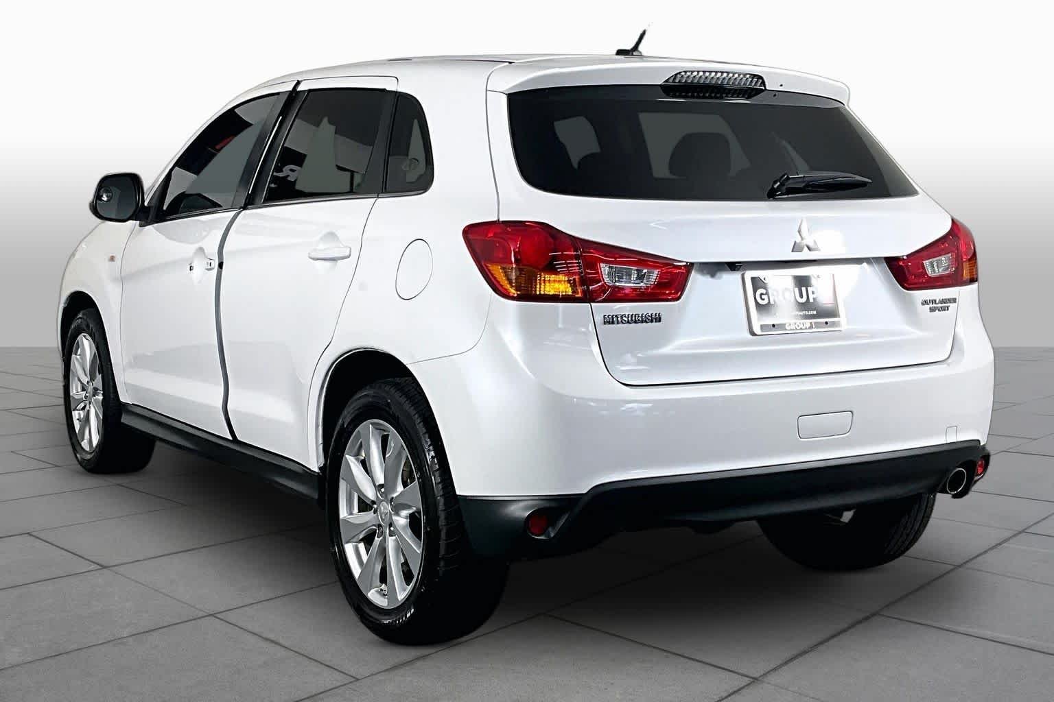 Used 2015 White Pearl Mitsubishi SE image 11