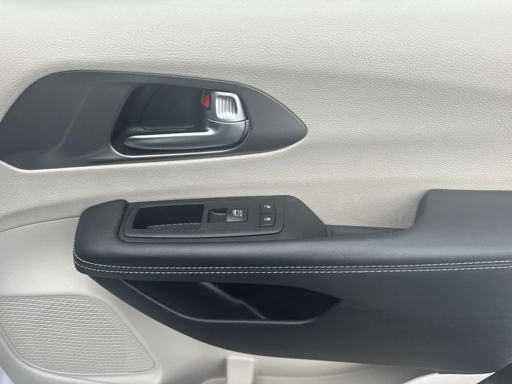 2023 Chrysler Pacifica Touring L - Photo 14
