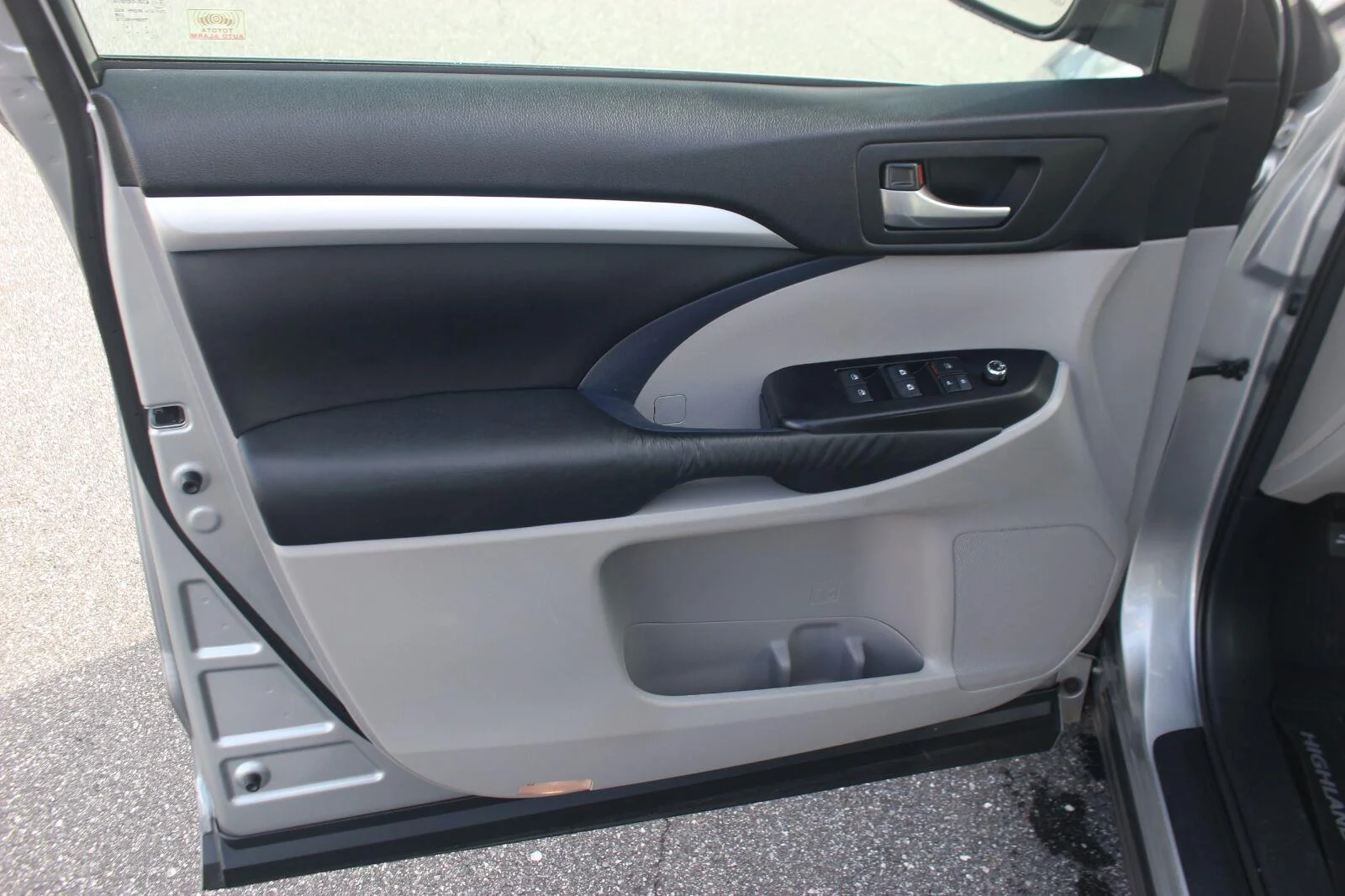 Used 2015  Toyota XLE image 12