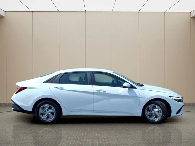 Used 2025 White Hyundai SE image 7