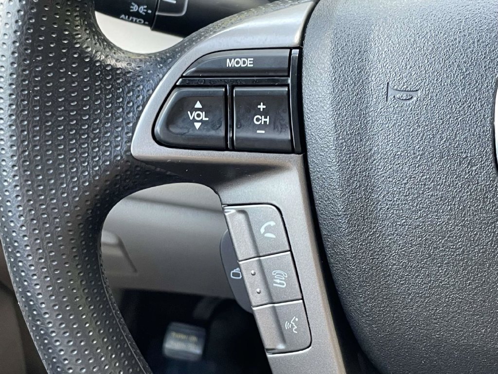 Used 2016 White Honda SE image 24
