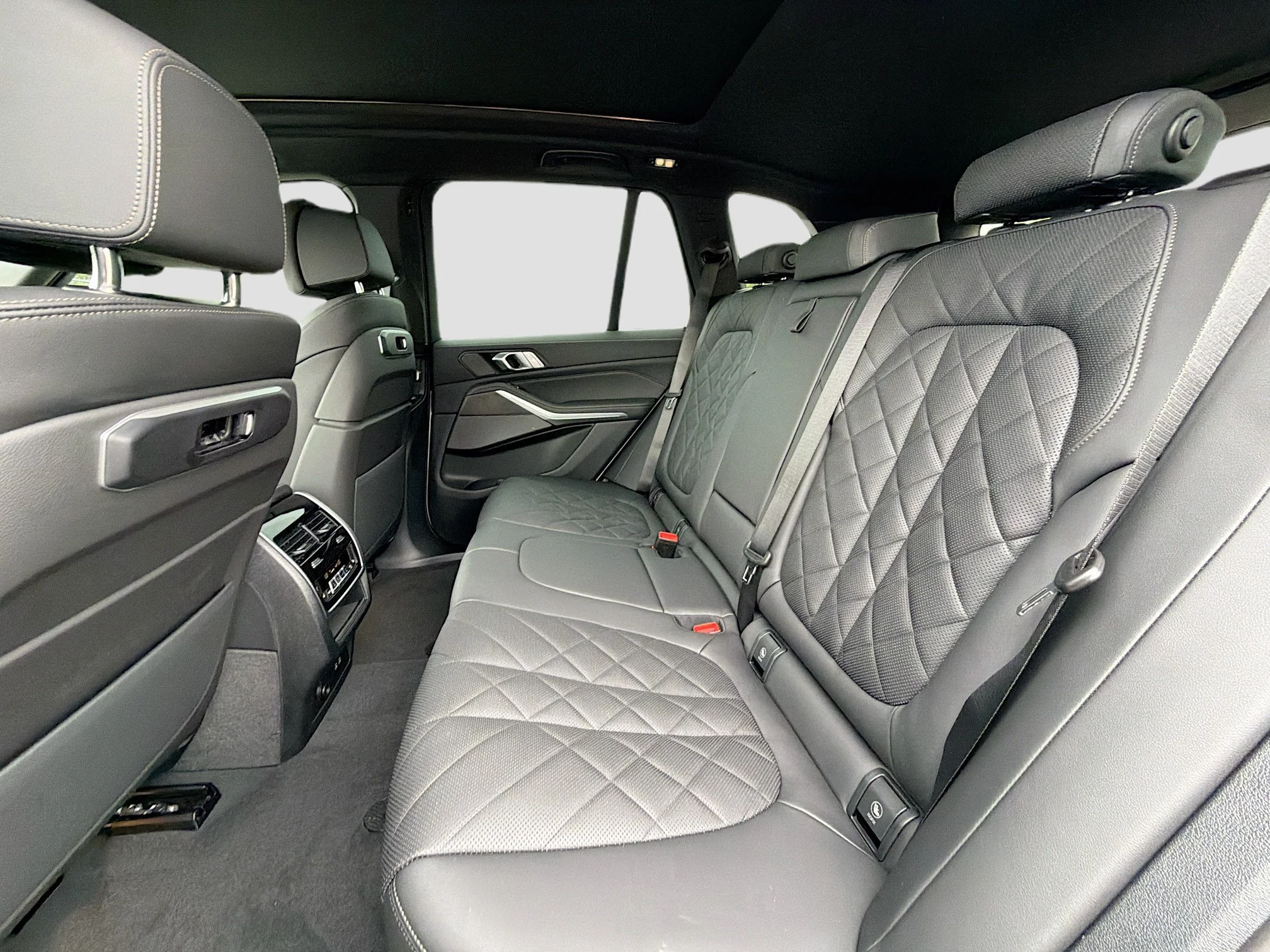 New 2026 Mineral White Metallic BMW xDrive50e image 20