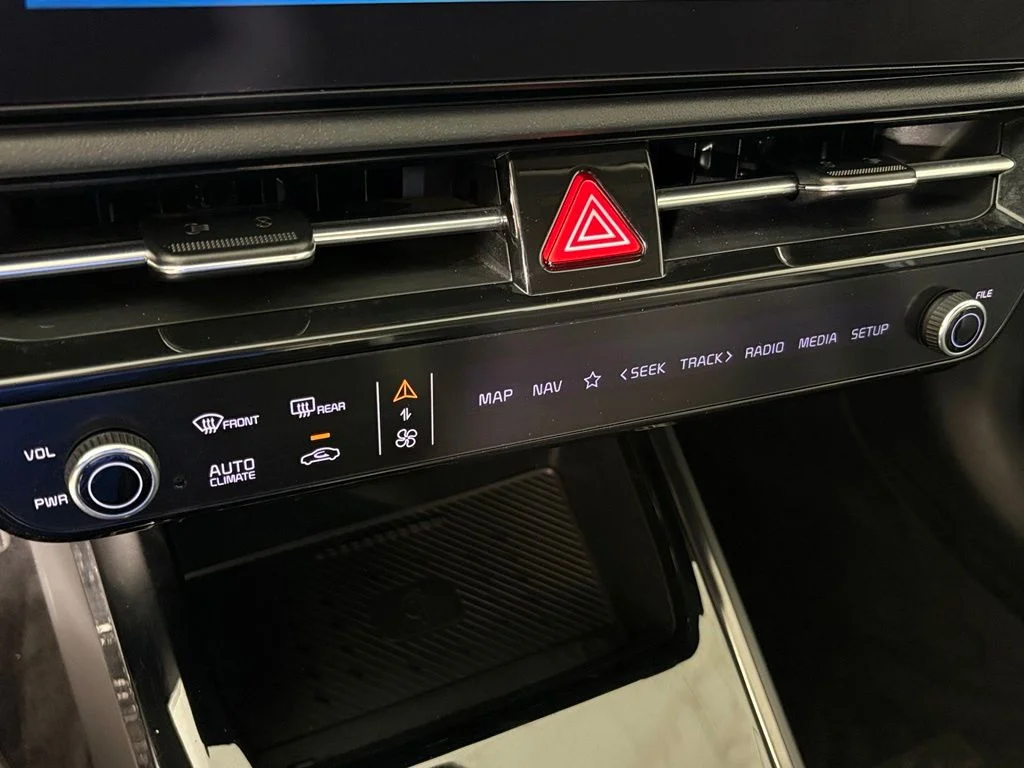 Used 2023 Snow White Pearl Kia Wind image 28