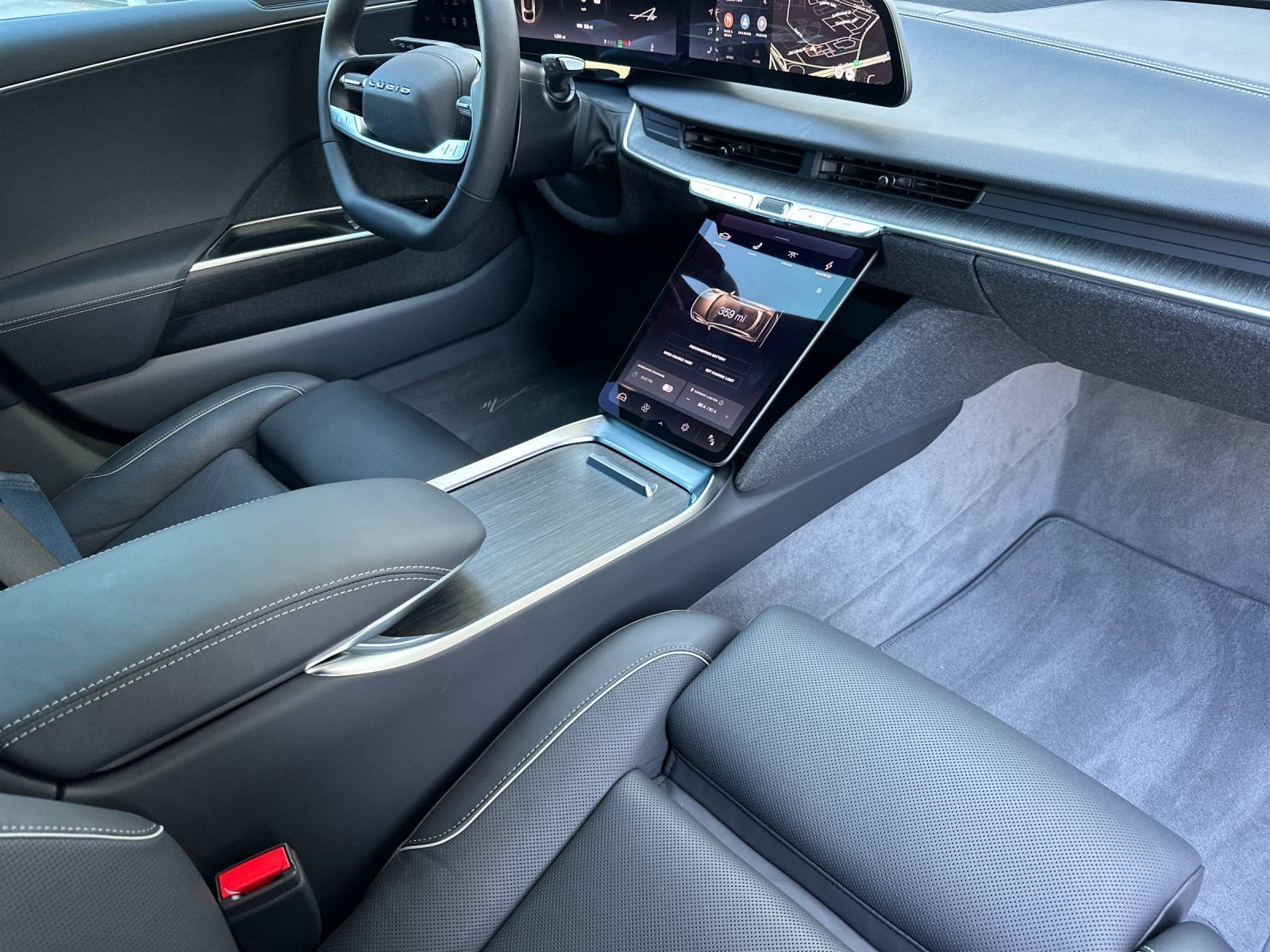 Used 2025  Lucid Touring image 16