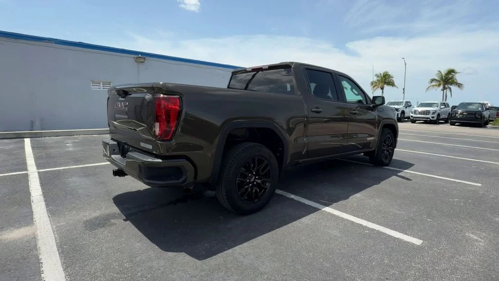 Used 2023 Brown GMC Elevation image 8