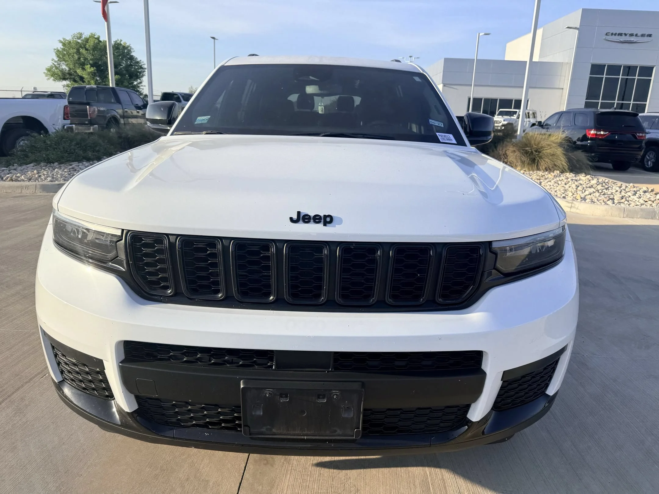 Used 2023 White Jeep Altitude image 11