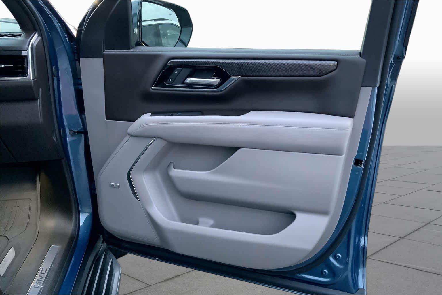 Used 2025 Downpour Metallic GMC Elevation image 22