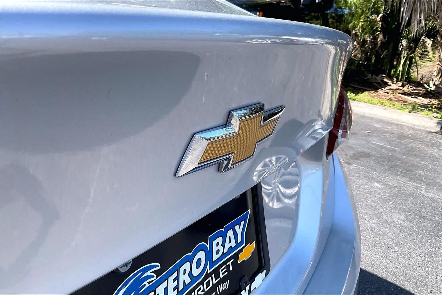 Used 2021 Silver Ice Metallic Chevrolet LT image 9