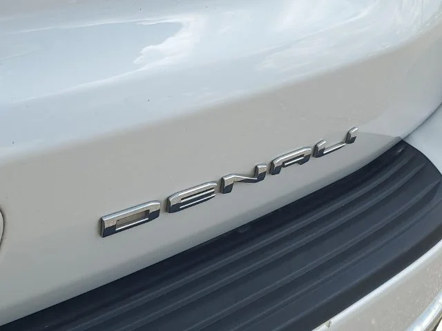 Used 2022 WHITE FROST TRICOAT GMC Denali image 34