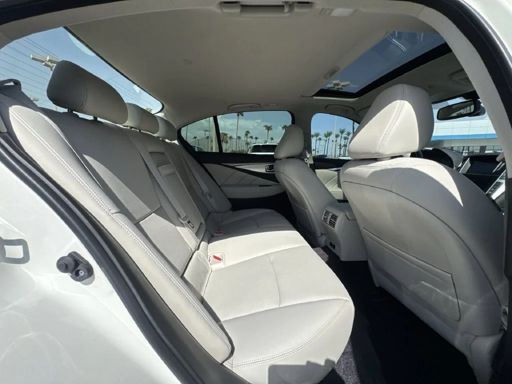 Used 2023 White INFINITI LUXE image 27
