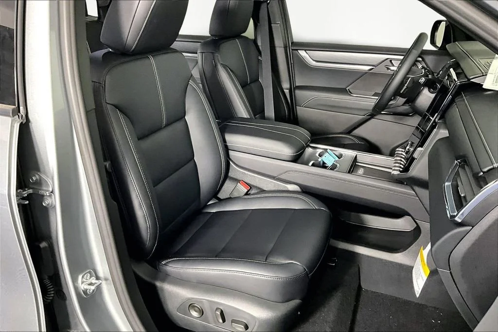 New 2026 Sterling Metallic GMC Elevation image 12
