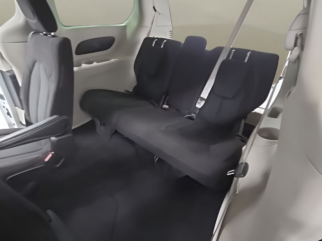 Used 2022 White Chrysler LX image 16