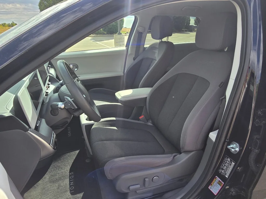 Used 2023 Abyss Black Hyundai SE image 14