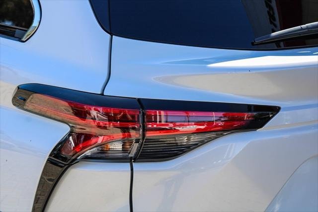Certified Used 2026 PLATINUM WHITE PEARL MC. Toyota  image 9