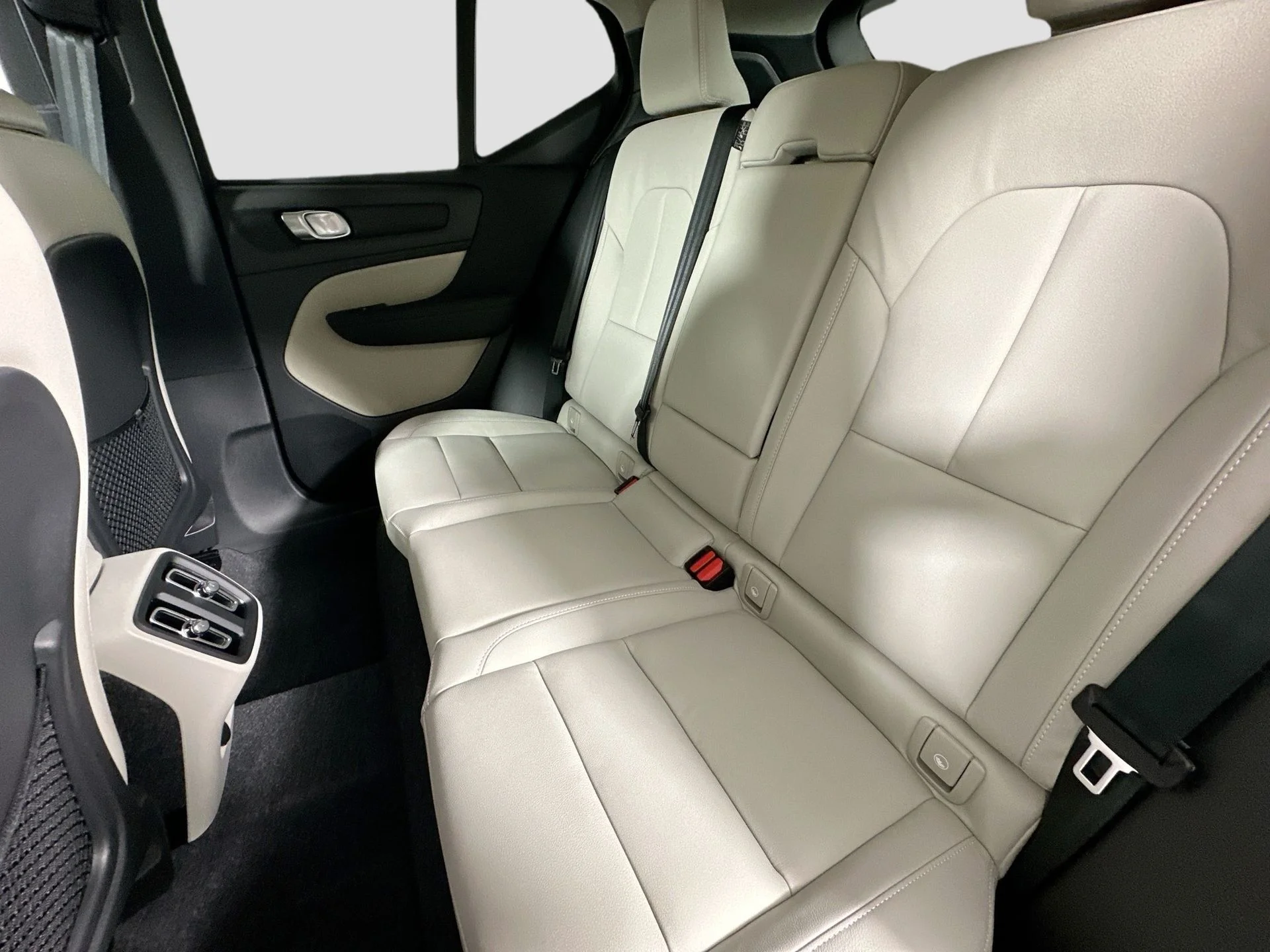 New 2026 Vapour Grey Volvo Plus image 25