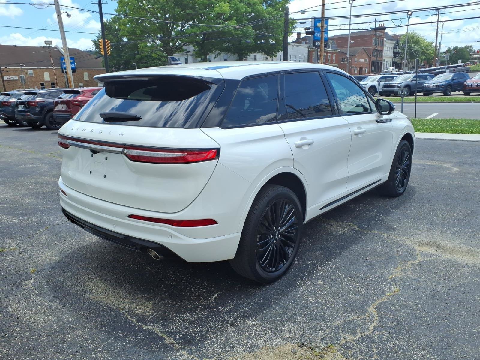 Used 2025 Crystal White Metallic Clearcoat Lincoln Premiere image 5