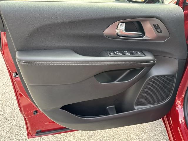 New 2026 Red Hot Pearl-Coat Exterior Paint Chrysler Select image 43