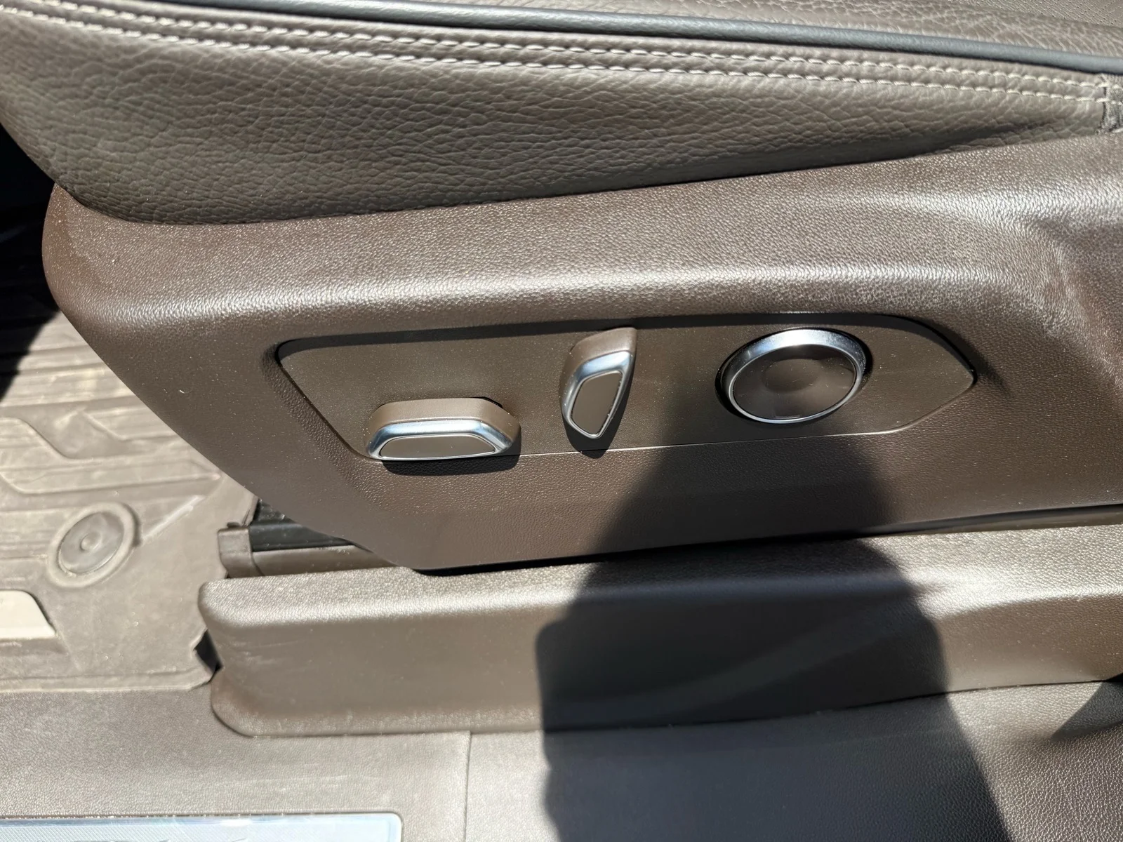 Used 2024 White Frost Tricoat GMC Denali image 21