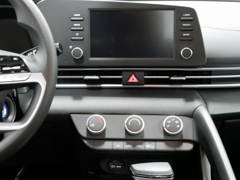 2025 Hyundai Elantra SE - Photo 14