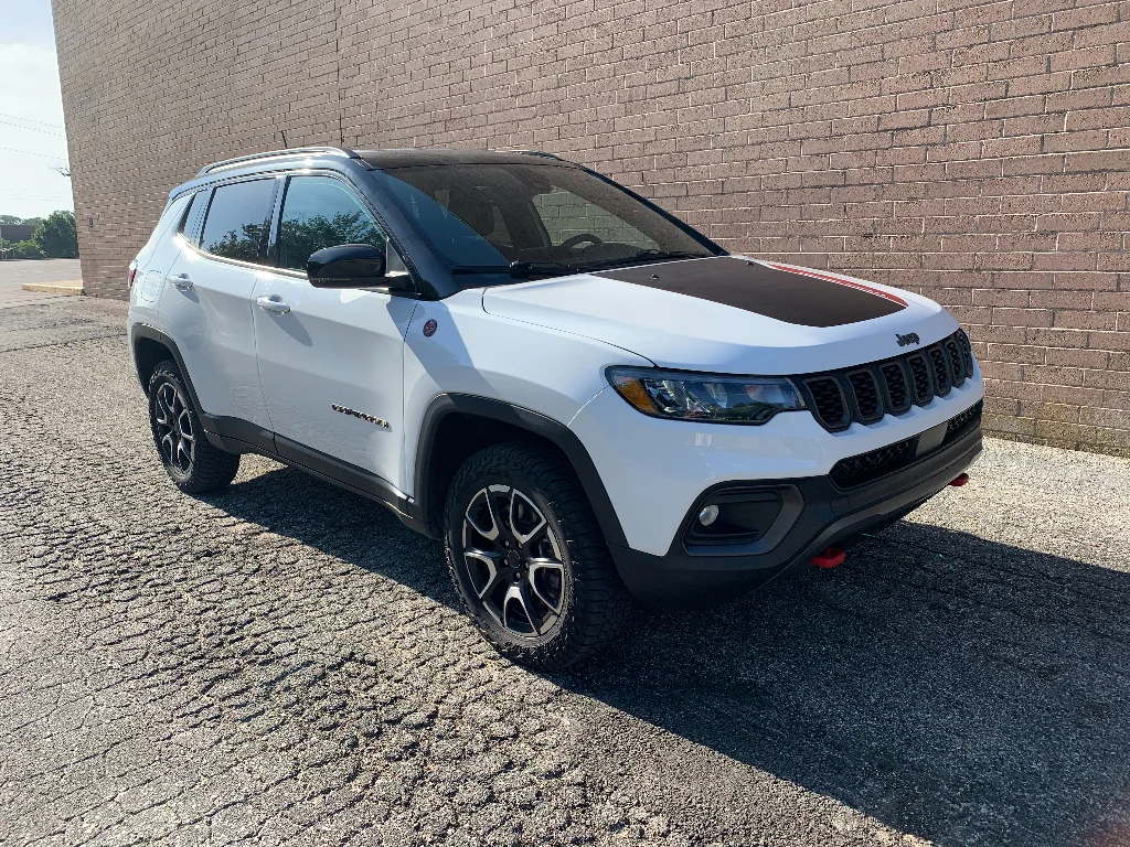 Used 2025 Bright White Clearcoat Jeep Trailhawk image 30