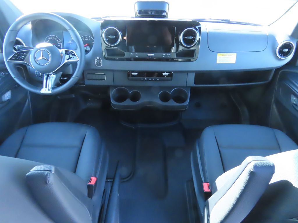 Used 2025  Mercedes-Benz Cargo 170 WB image 14