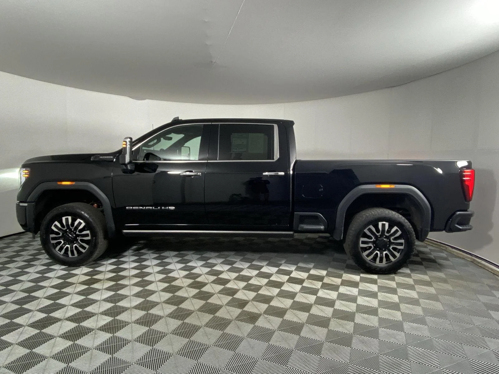 Used 2025 Onyx Black GMC Denali Ultimate image 14