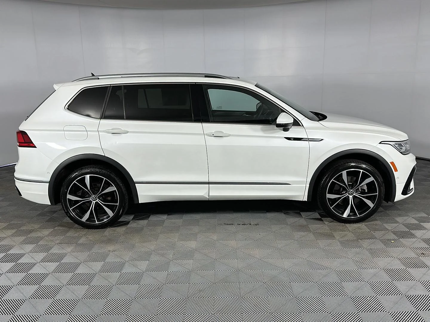 Used 2022 Oryx White Pearl Volkswagen SEL R-Line image 28