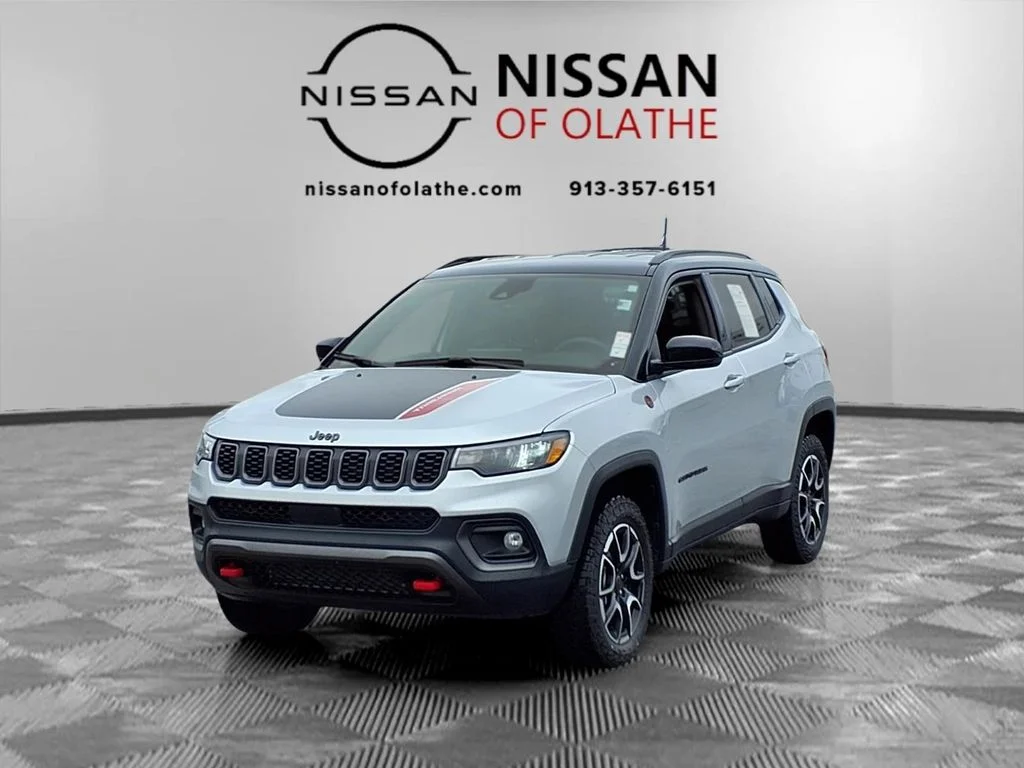 Used 2025 Silver Jeep Trailhawk image 1