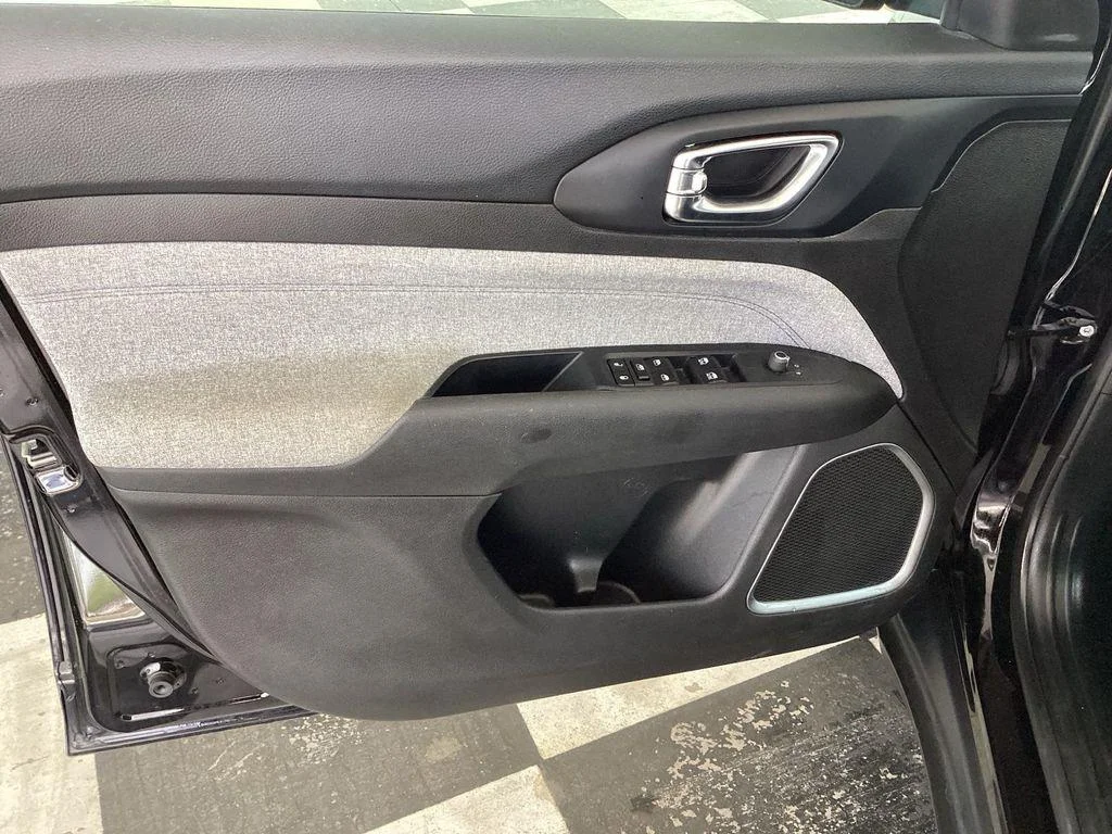 Used 2024 Diamond Black Crystal Pearlcoat Jeep Latitude image 20