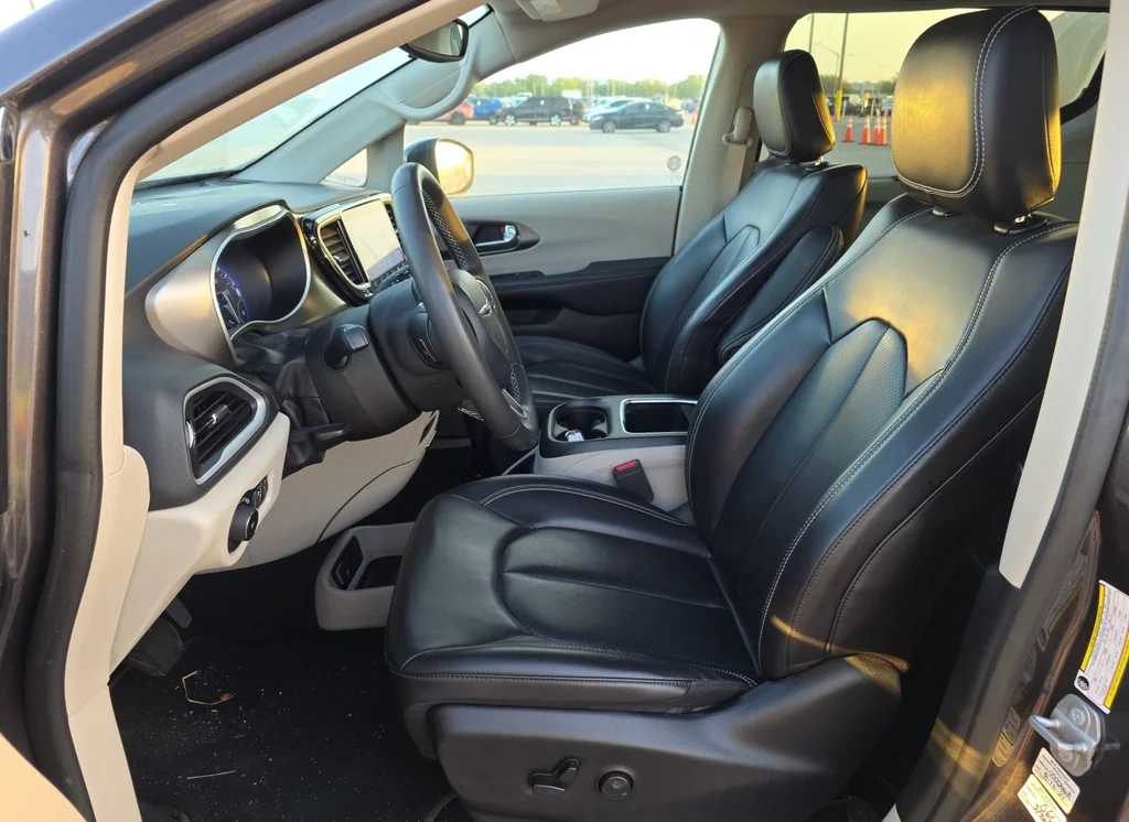 Used 2023 Gray Chrysler Touring L image 7