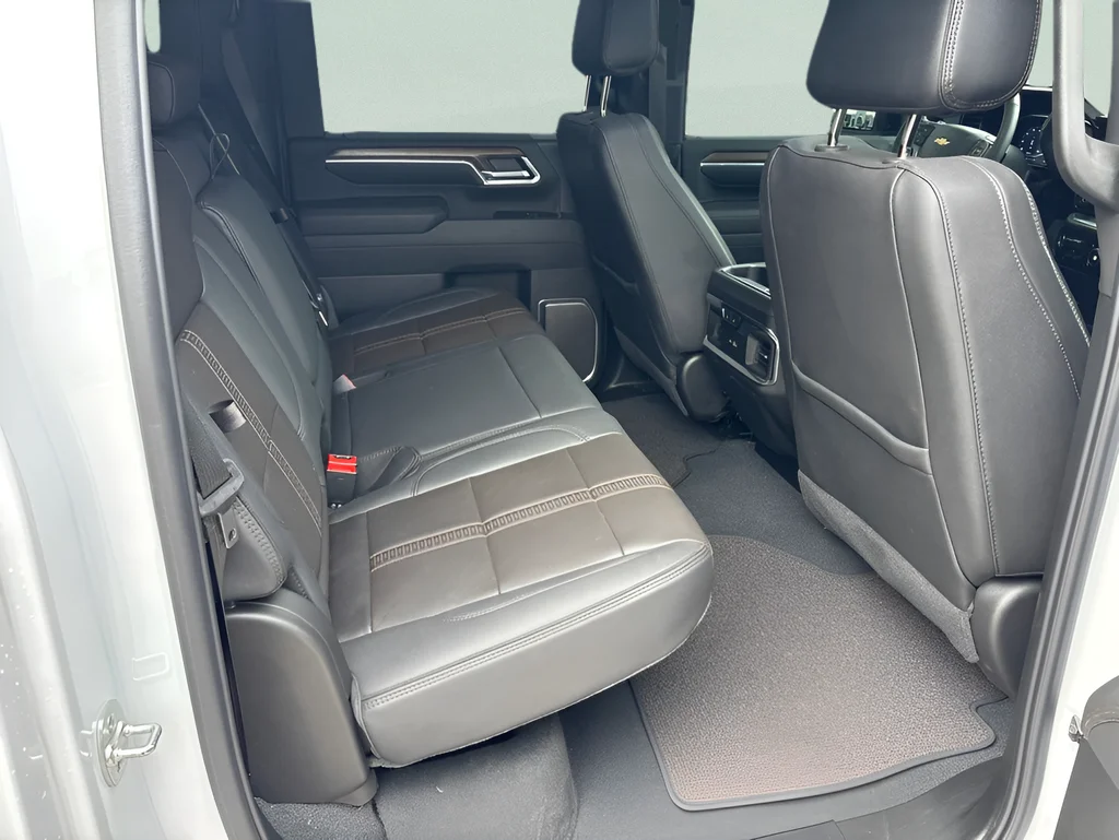 Used 2025 Pearl Chevrolet High Country image 32