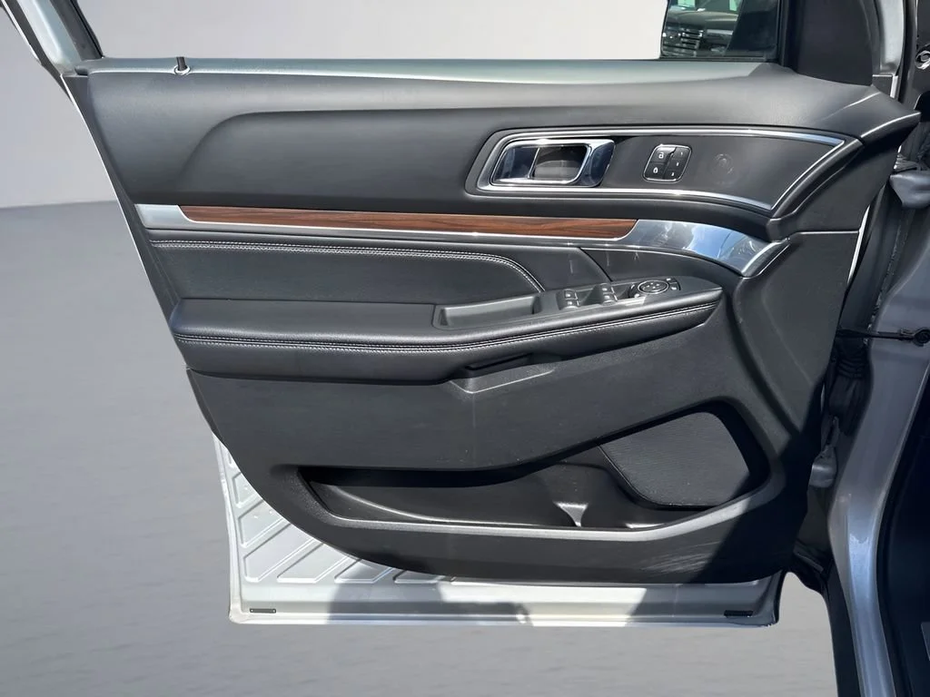 Used 2017  Ford Limited image 28