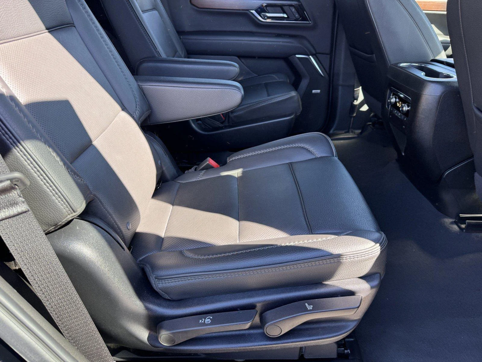 Used 2025 Onyx Black GMC Denali image 10