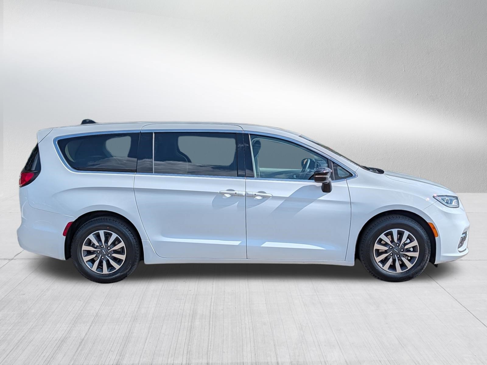 Used 2024 Bright White Clearcoat Chrysler Hybrid Select image 8