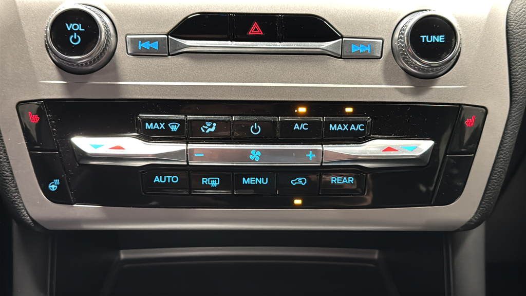 Used 2023 Star White Metallic Tri-Coat Ford XLT image 18