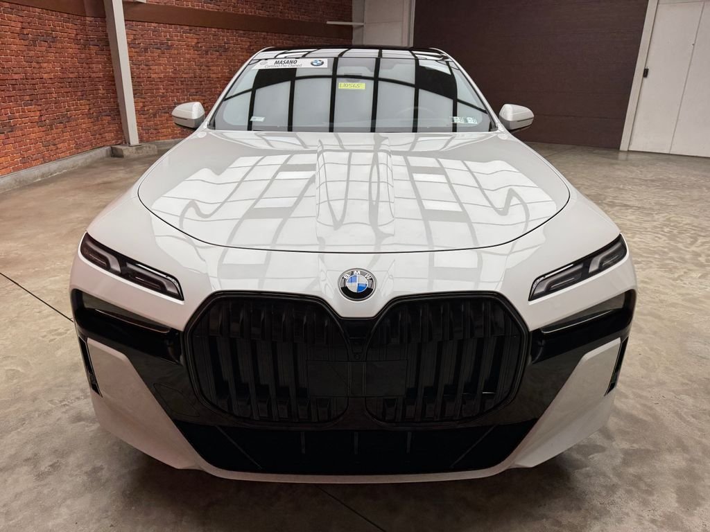 2025 BMW 7 Series 760i - Photo 8