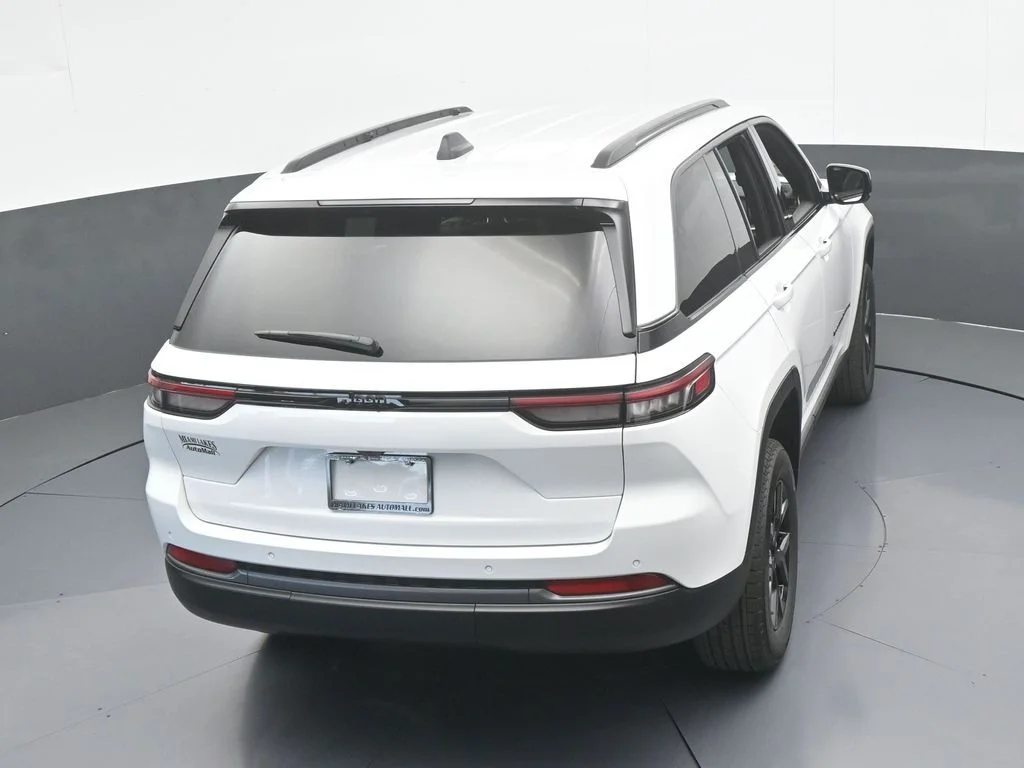 New 2026 Bright White Clear-Coat Exterior Paint Jeep Laredo image 49