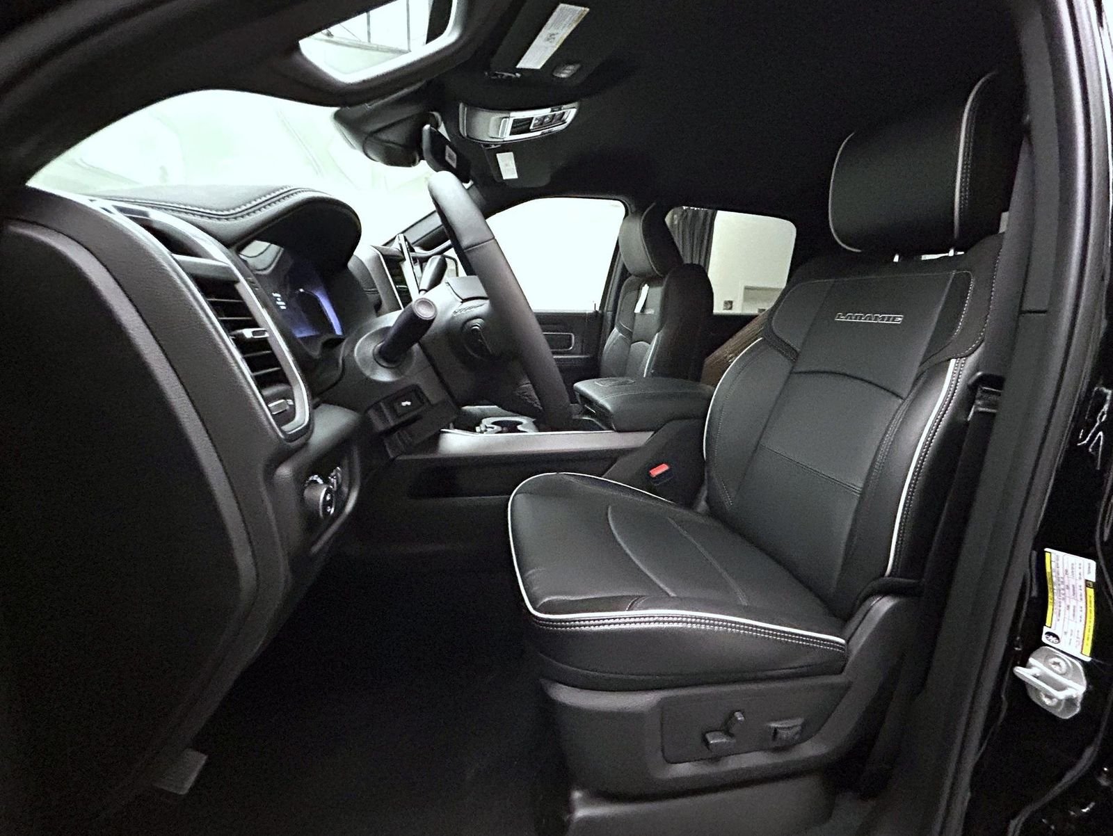 New 2026 Diamond Black Crystal Pearl-Coat Exterior Paint RAM Laramie image 10
