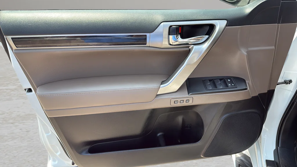 Certified Used 2022  Lexus 460 image 10