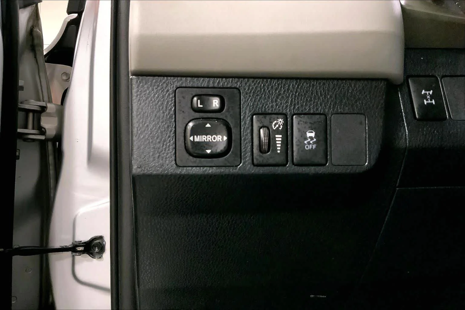 Used 2013 Classic Silver Metallic Toyota LE image 34