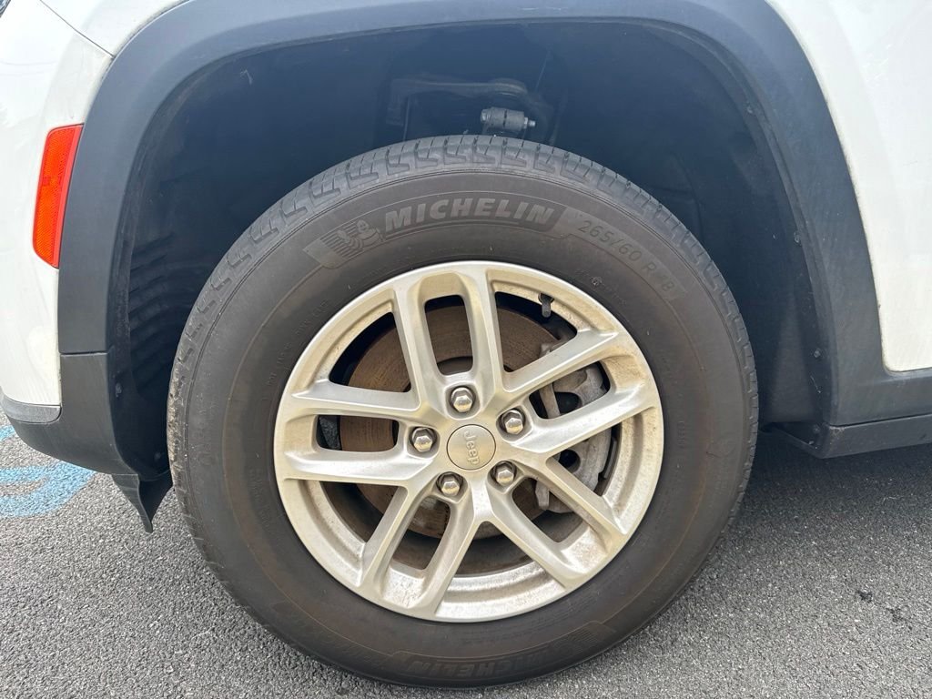 Used 2023 White Jeep Laredo image 3