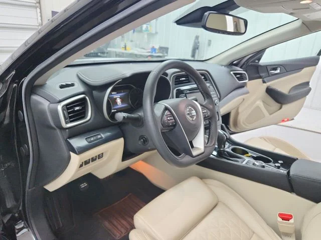 Used 2022 Black Nissan Platinum image 19