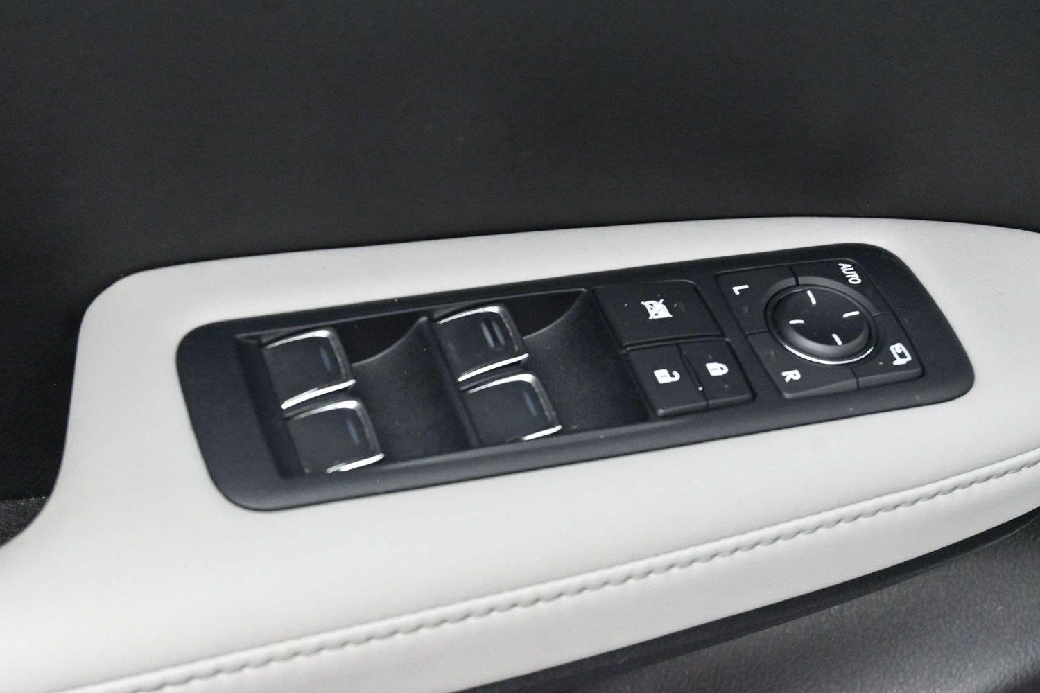 Used 2016 Eminent White Pearl Lexus FWD 4dr image 13